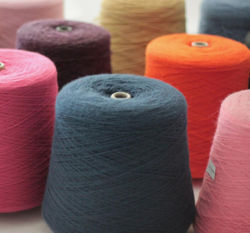 Qu'est-ce que le fil de polyester teint dans la masse 1250D et pourquoi est-il préféré pour les tissus à haute résistance ?