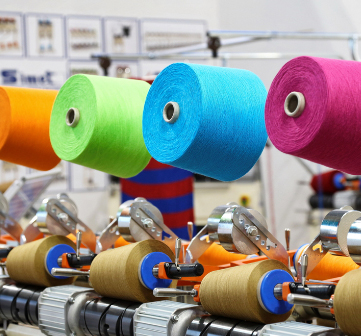 Qu'est-ce qui rend le fil chenille si spécial pour le tricot et la décoration intérieure ?